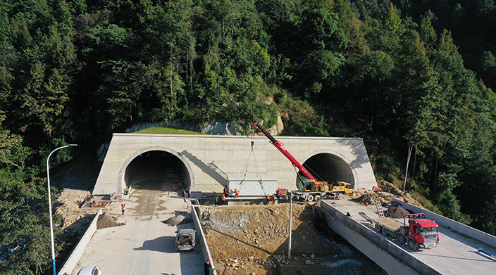 1603446107513110.jpg 图一:箱变吊装副本.jpg