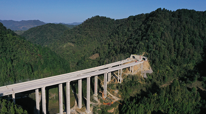 1603446117249197.jpg 图二:老溪沟大桥和中坝隧道连接处吊装箱变副本.jpg