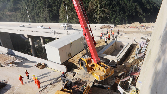 1603446125408371.jpg 图三:横跨路基面越过路肩的吊装副本.jpg