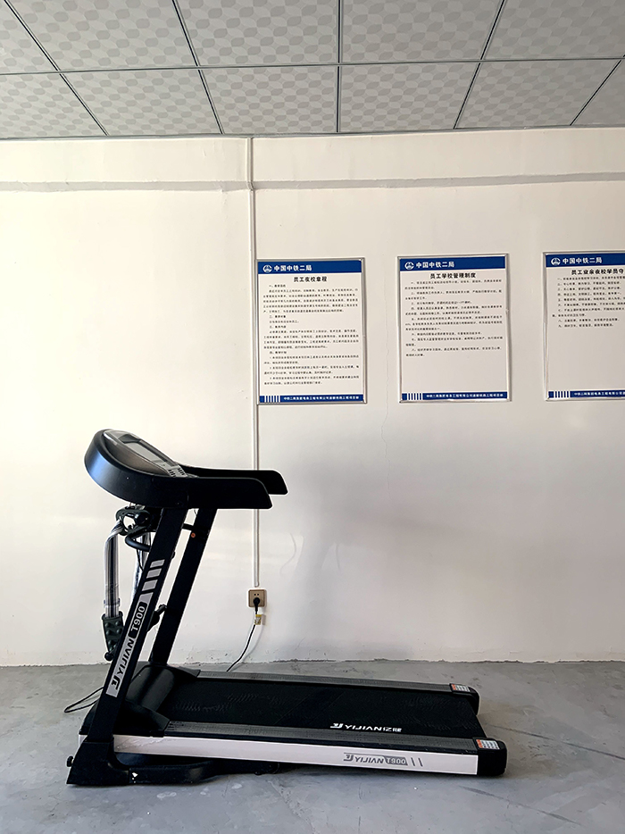 图5：“三工”建设之职工跑步机副本.jpg