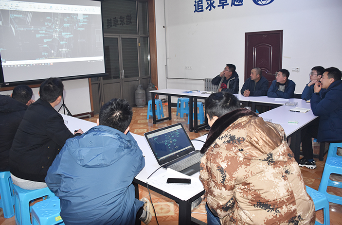 1606213394130988.jpg 图为给排水主管工程师对整体施工进行部署副本.jpg