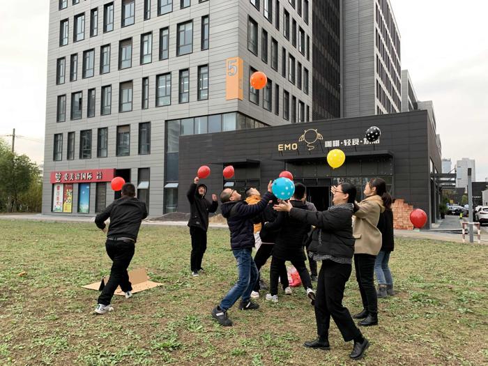 1606728709462161.jpg 图1:“翻滚吧,气球”.jpg