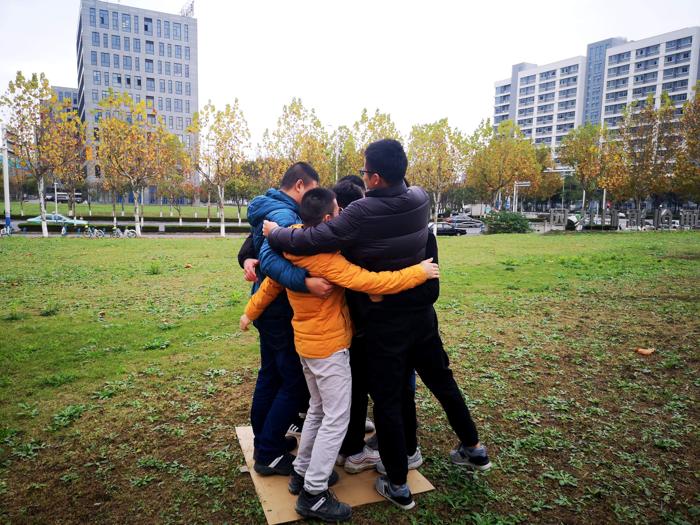 1606728805373860.jpg 图2:“为爱相拥”.jpg