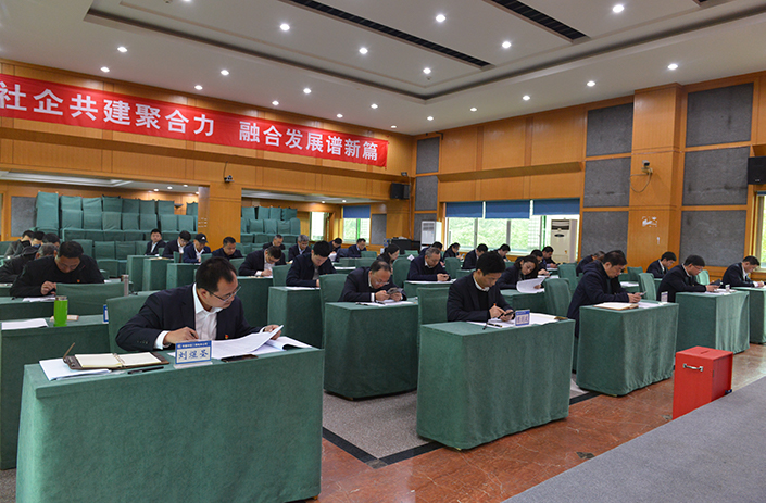 1607053482286204.jpg 开展民主测评2副本.jpg