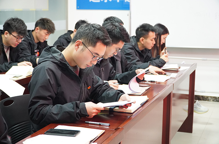 1608197907143726.jpg 图4:职工认真填写测评表副本.jpg