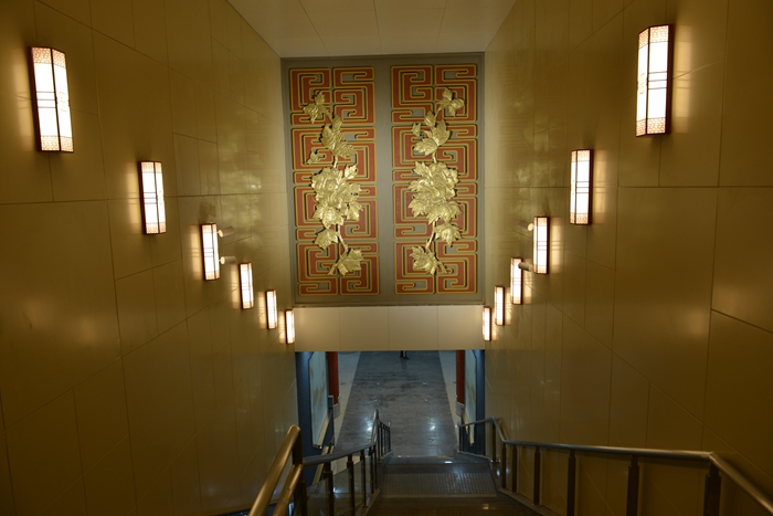 1609409435443614.jpg 车站步梯.JPG