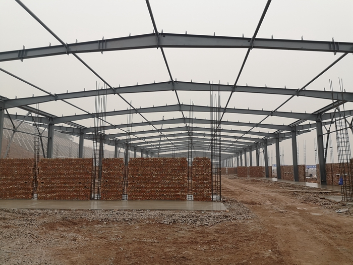 图一：东港站货物仓库成功封顶.jpg