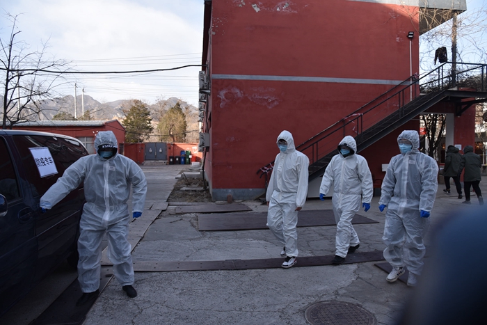 6卫生防疫专车抵达，安排疑似病例上车.JPG