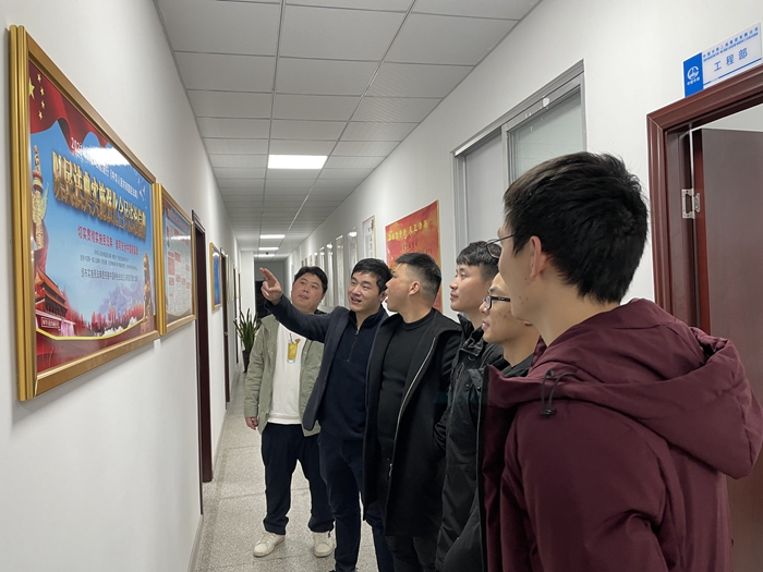 1610331794448089.jpg 图1.项目部员工在民法典展板前热切讨论_副本.jpg