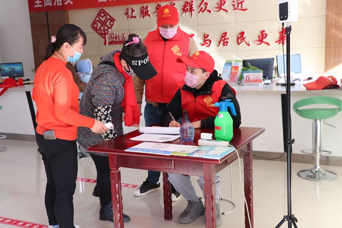 图1：项目青年帮助社区登记来访信息.jpg
