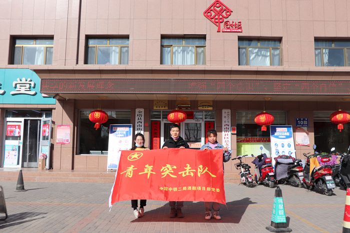 图2：团员和工作人员的合影.jpg