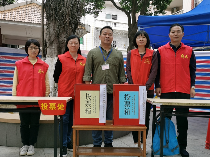 1616983069985729.jpg 图3:监督封箱:中:府又社区党委委员冯俊杰,右一:项目部副书记张辉.jpg