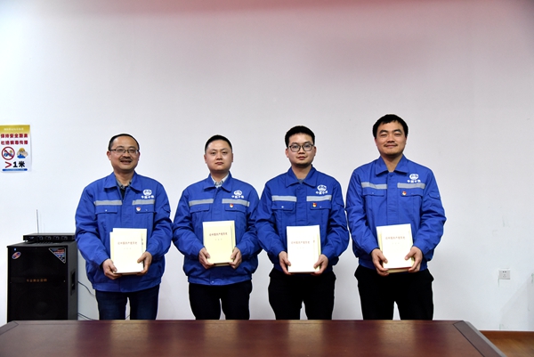 1617075160434319.jpg 图3:赠送党史书籍.JPG