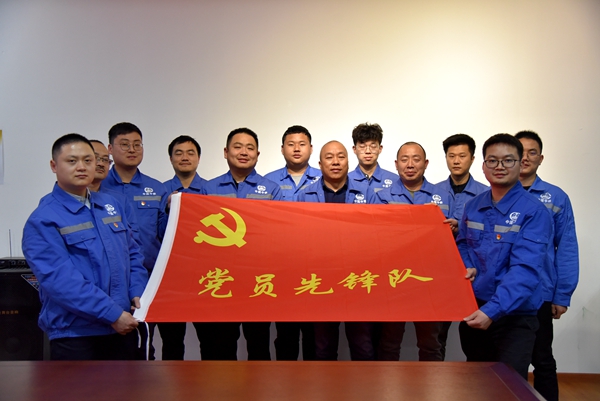 1617075188981813.jpg 图5:授党员先锋队旗.JPG