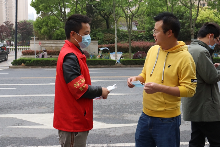 志愿者为新冠疫苗受种者提供口罩 - 副本.JPG