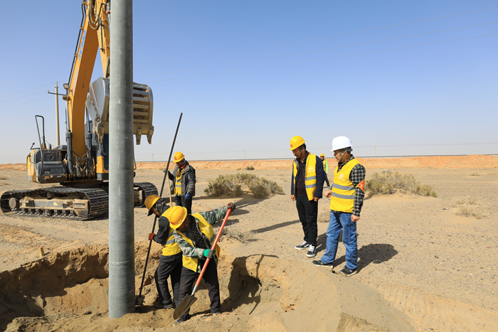 邓阳平等人在进行电杆坑开挖_副本.jpg