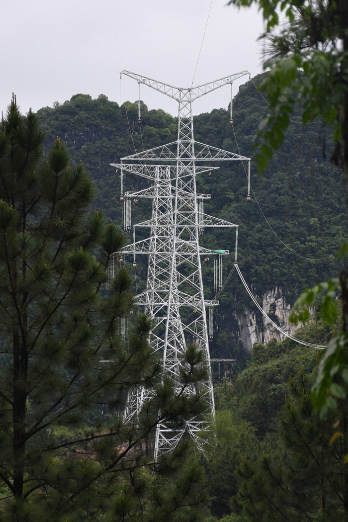 1620607910486732.jpg 图2:山顶上的新建超高压铁塔 - 副本.JPG