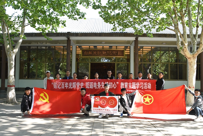 纪念馆前合影留念 (1) - 副本.JPG