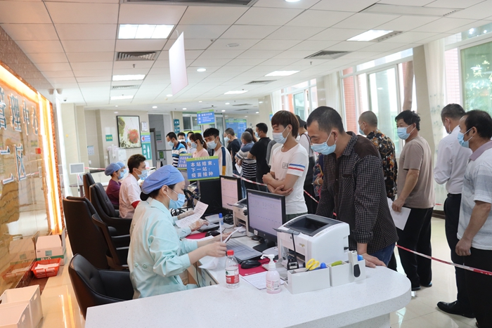 图2：工友排队登记 - 副本.JPG