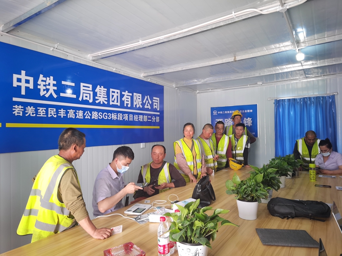 图片：办卡现场_副本.jpg