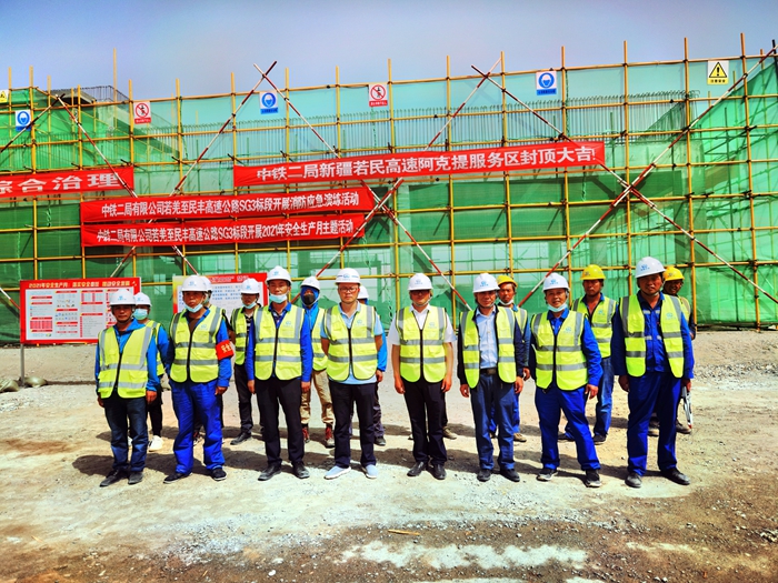 图：阿克提服务区封顶 - 副本.jpg