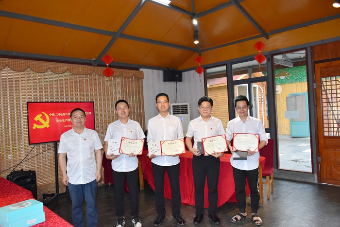 1624929888224109.jpg 比赛第一名选手合影_副本.jpg