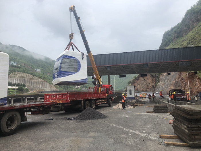 金斗收费站收费亭吊装 - 副本.jpg