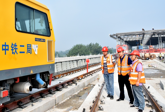 图：检查轨道车作业情况.JPG