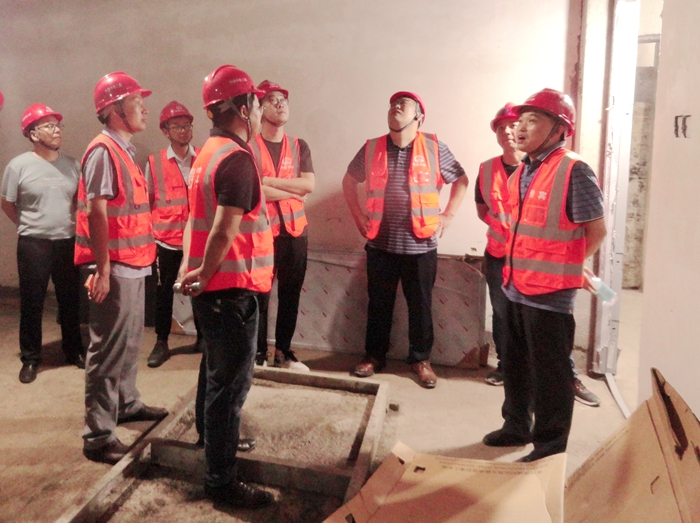 1625729813386683.jpg 图一:孙总查看施工现场.jpg