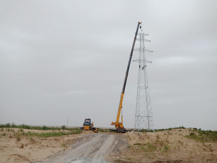 图：铁塔吊装 - 副本.jpg