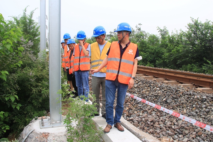 伍总现场检查照片 - 副本.jpg