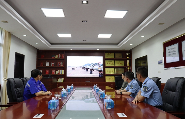 观看爱国主义教育片 - 副本.jpg