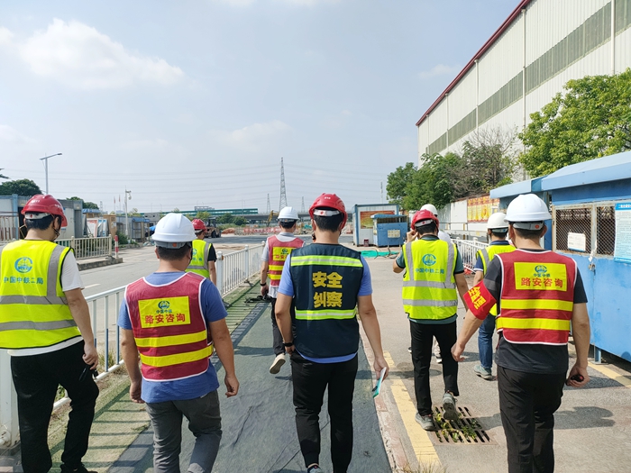 1627973112135472.jpg 图2:检查组检查施工现场 - 副本.jpg