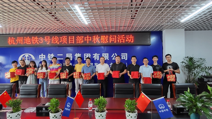 图一：发放中秋慰问品.jpg