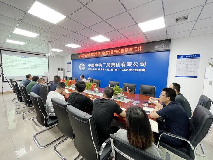 图：听取工作汇报.jpg