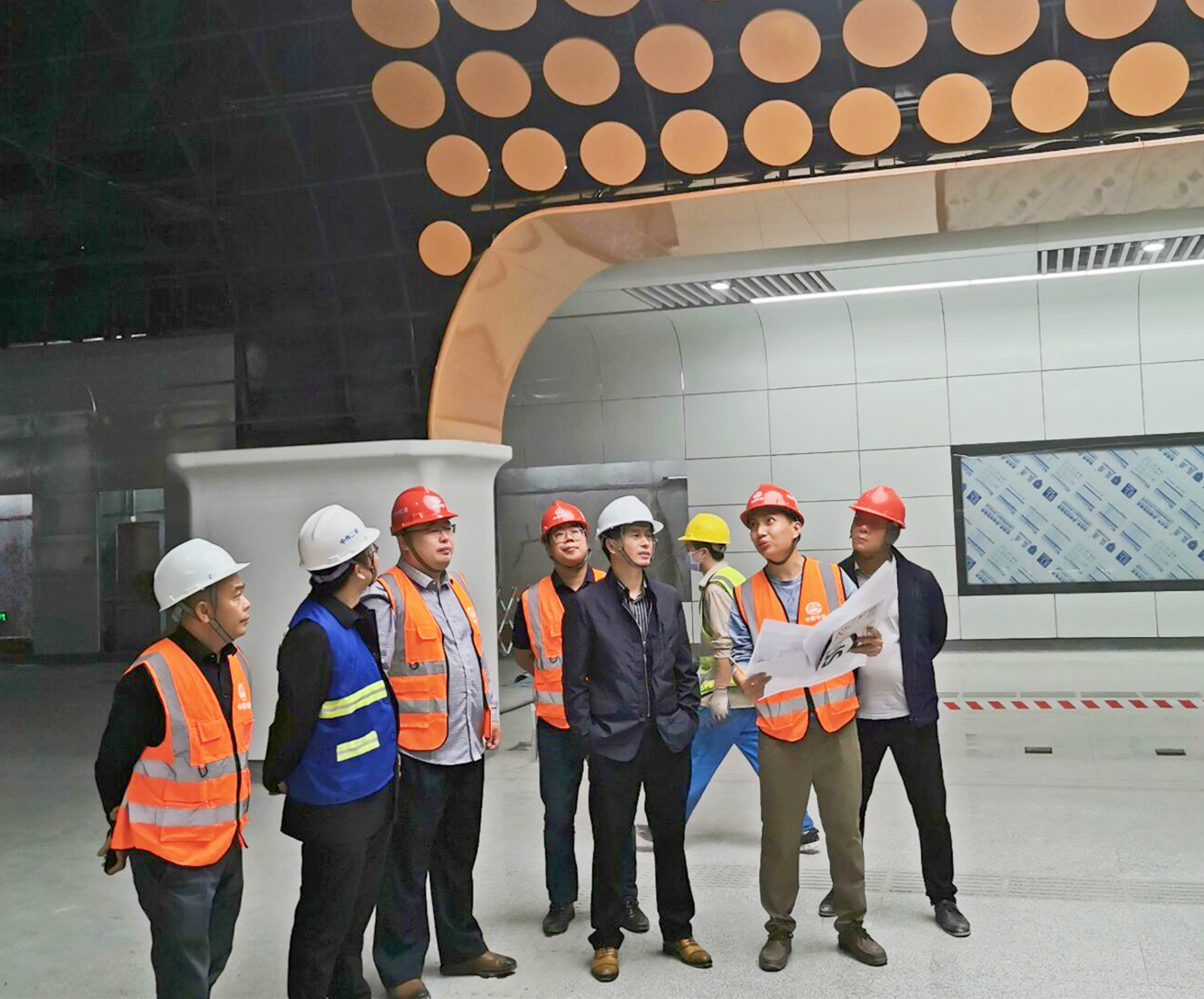 图一：陈总参观东新东路站.jpg