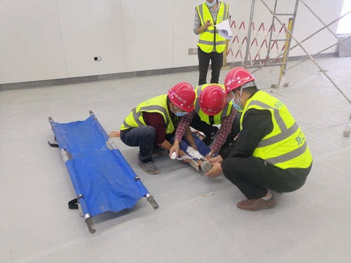 1636338039136750.jpg 图2:现场急救.jpg