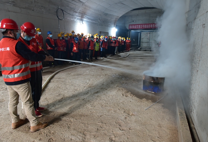 1636881380176602.jpg 消防水扑灭火灾演示.JPG