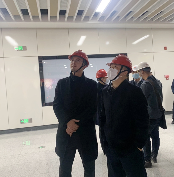 图1：郭书记查看现场进度 - 副本.jpg