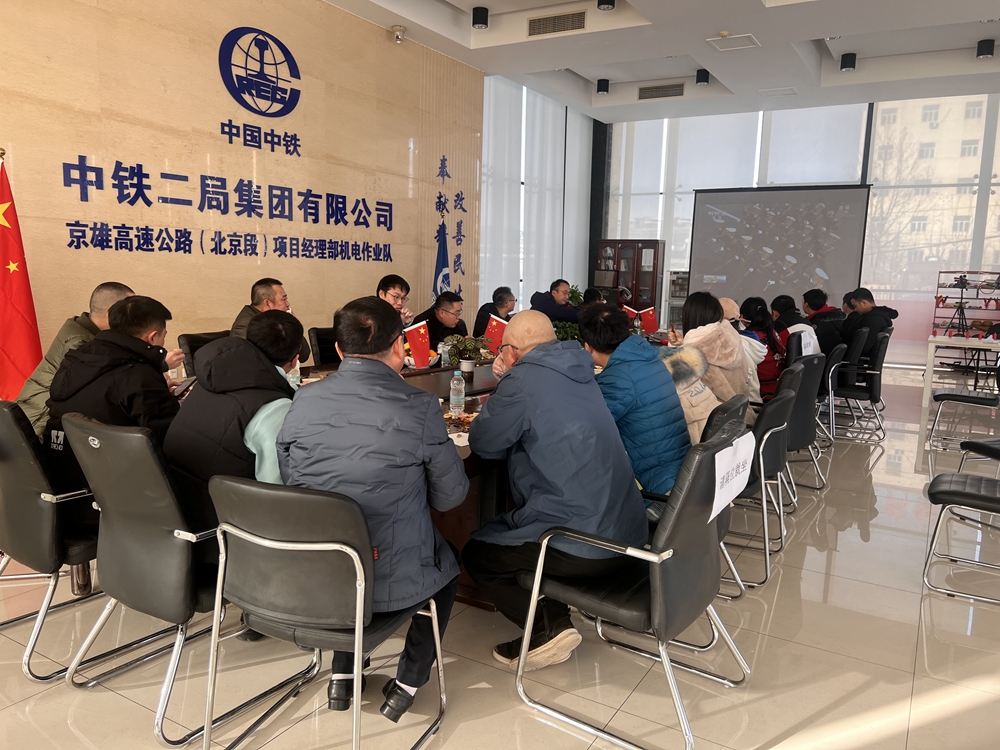 图1 观看升国旗照片.JPG