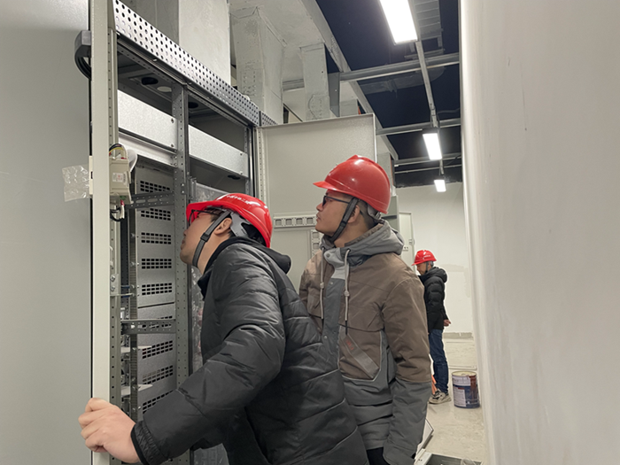 1642386323661785.png 图2:魏轶丰等工艺指导检查.png