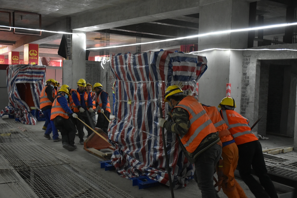 图2 ：吊装现场.JPG