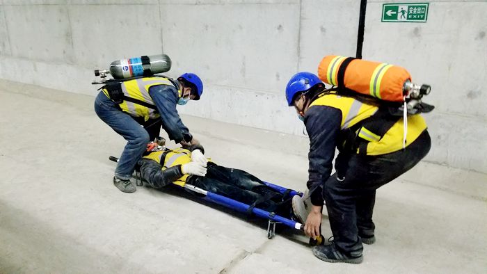 图2：应急救援组进行救援_副本.jpg