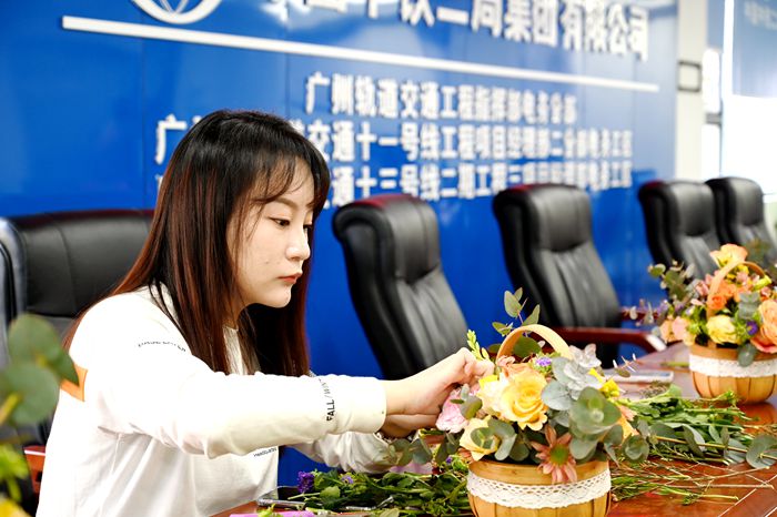 图1：花艺创作中_副本.jpg