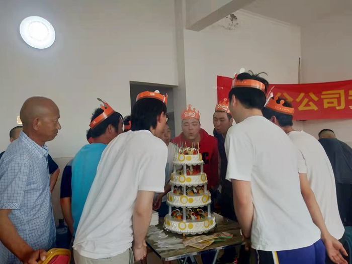 1647223873110940.jpg 图2:一起吹蜡烛 - 副本.jpg