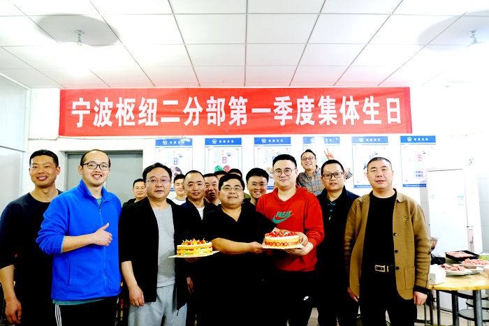 1647238391130902.jpg 图:集体生日_副本.jpg