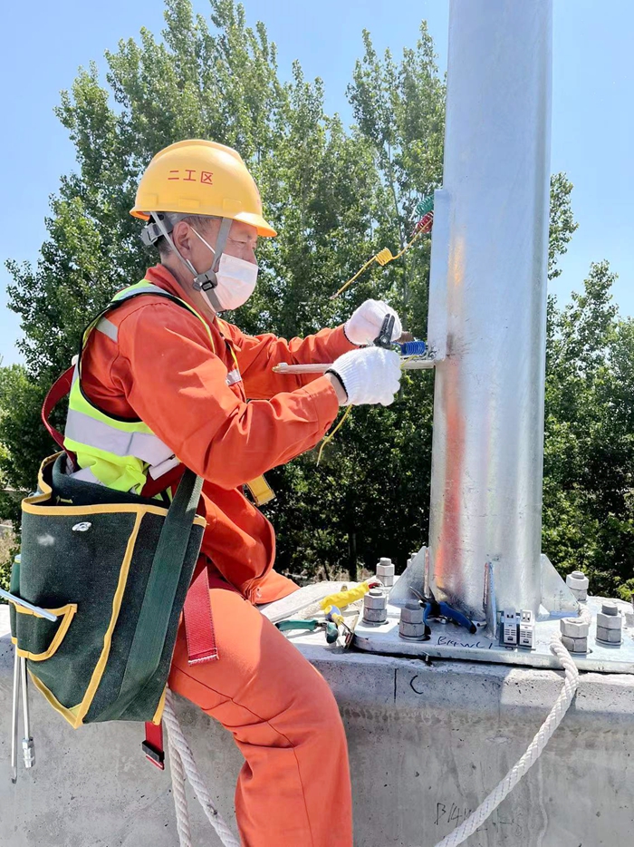 图1 灯杆接线成端1.jpg