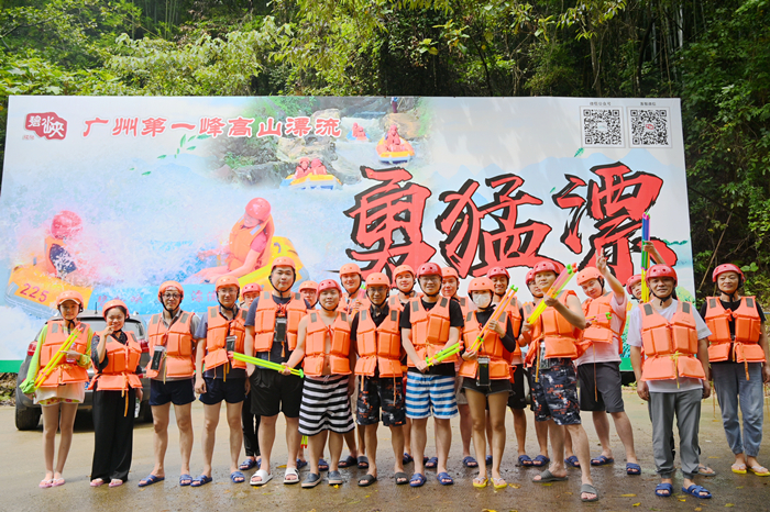 1653881348668713.jpg 图5:漂流合影_副本.jpg