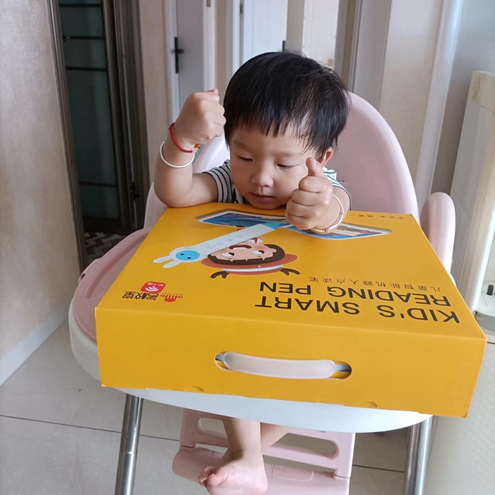 1654006453214384.jpg 图:职工子女收到慰问品.jpg