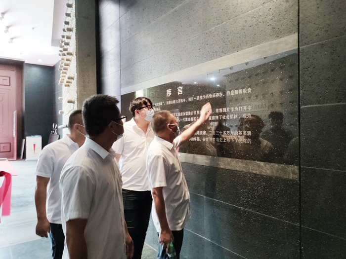 1656641133566556.jpg 图一:参观纪念馆 - 副本.jpg